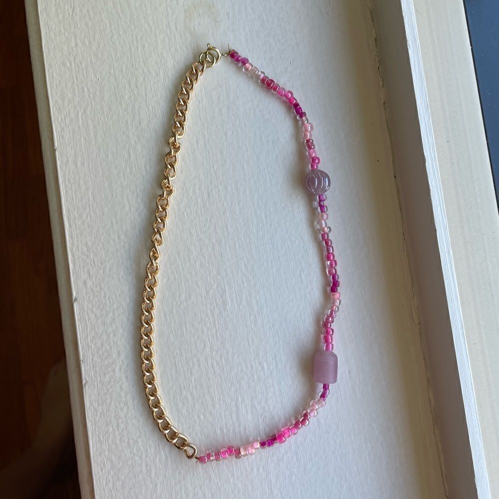 Beaded necklace with pink beads and gold chain